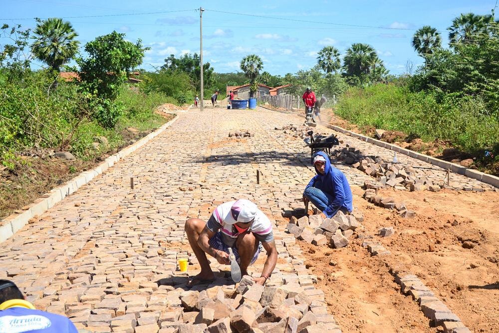 Prefeito Genival Bezerra, visita obras de pavimentação poliédrica - Imagem 9