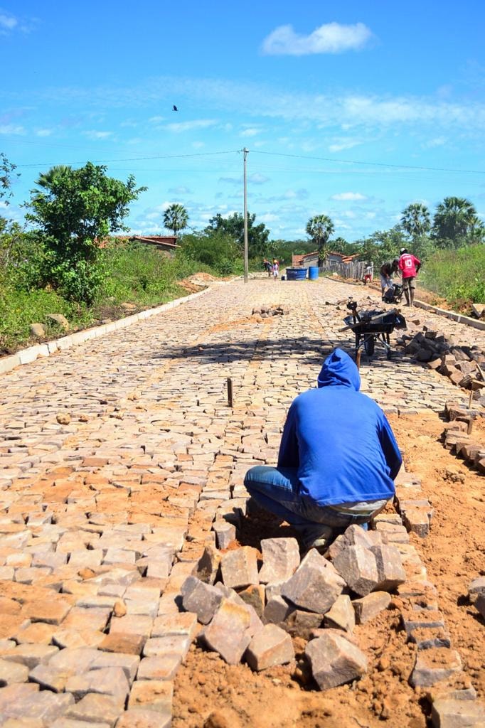 Prefeito Genival Bezerra, visita obras de pavimentação poliédrica - Imagem 2