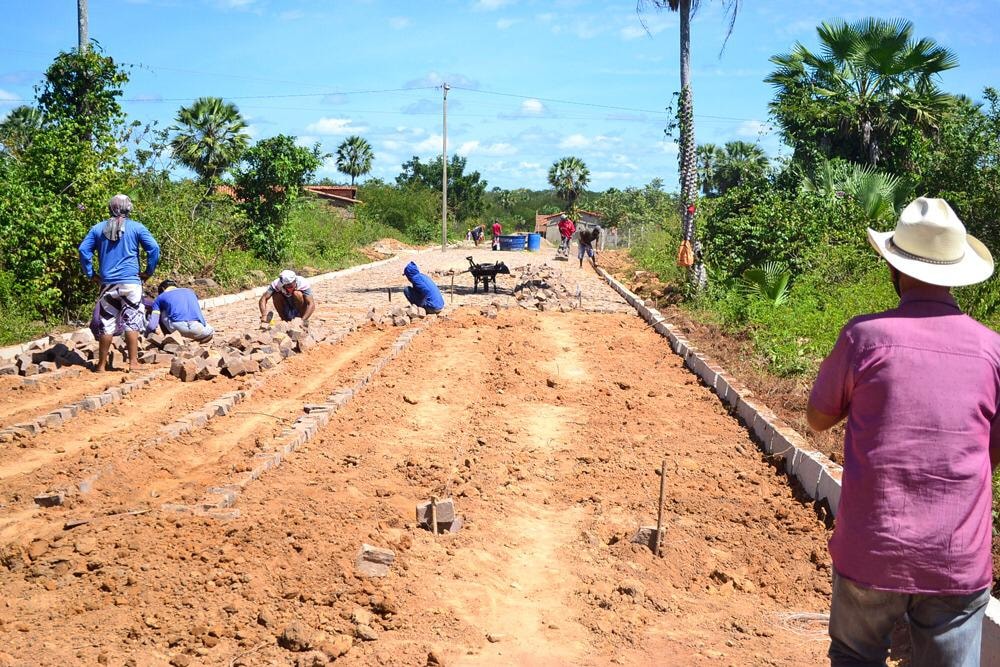 Prefeito Genival Bezerra, visita obras de pavimentação poliédrica - Imagem 5