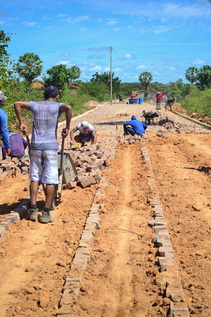 Prefeito Genival Bezerra, visita obras de pavimentação poliédrica - Imagem 6
