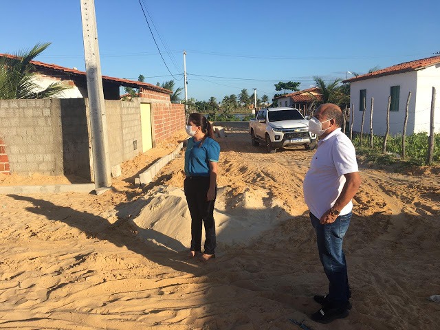 Prefeita Maninha Fontenele vistoria obras de calçamento em Luís Correia - Imagem 1