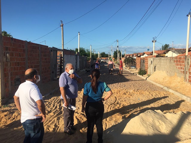 Prefeita Maninha Fontenele vistoria obras de calçamento em Luís Correia - Imagem 3