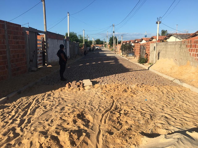 Prefeita Maninha Fontenele vistoria obras de calçamento em Luís Correia - Imagem 2
