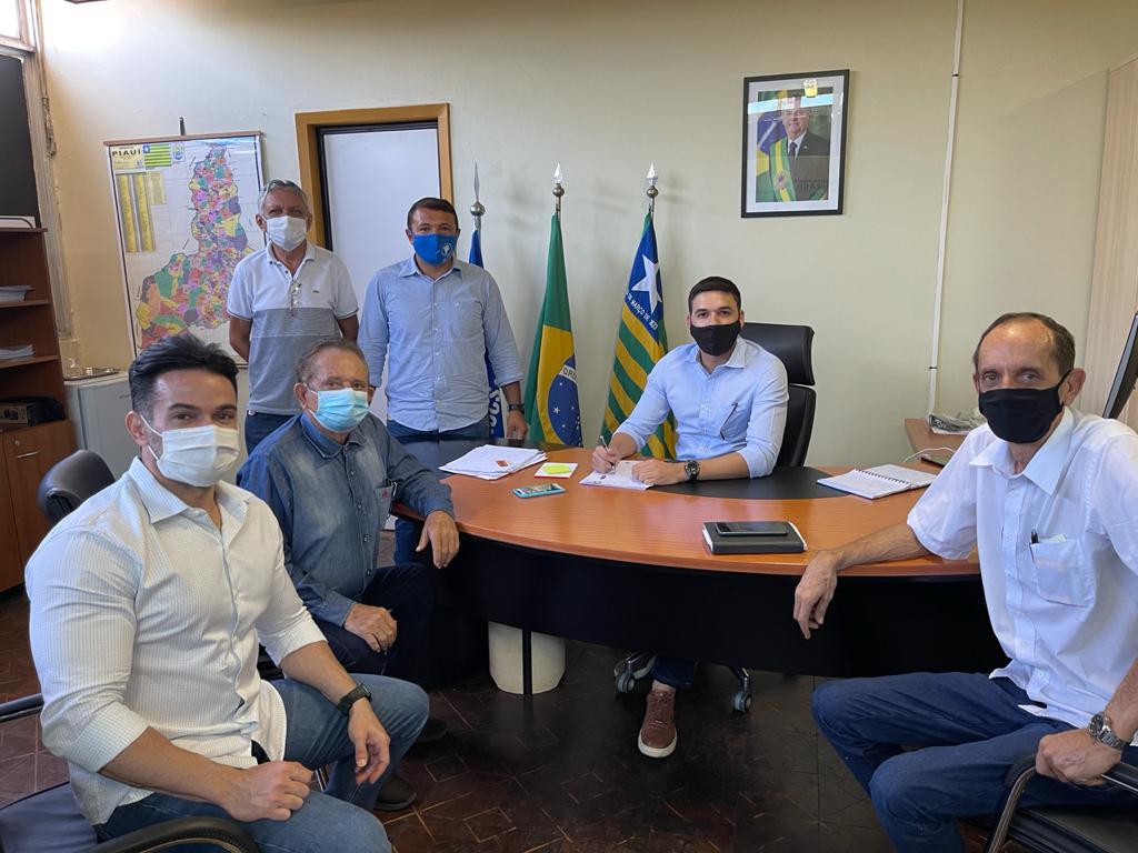 Dr. Wagner leva projetos para Sen. Ciro e recebe veículo para agricultura  - Imagem 2