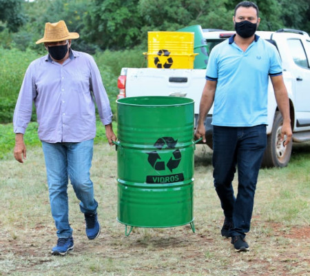 Prefeitura de Valença do Piaui entrega coletores de lixo