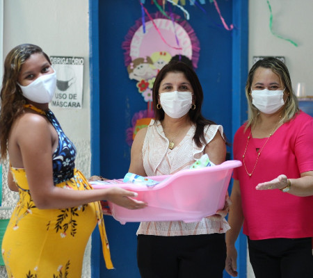 Prefeitura entrega material de apoio à equipe de Visitadores Sociais 