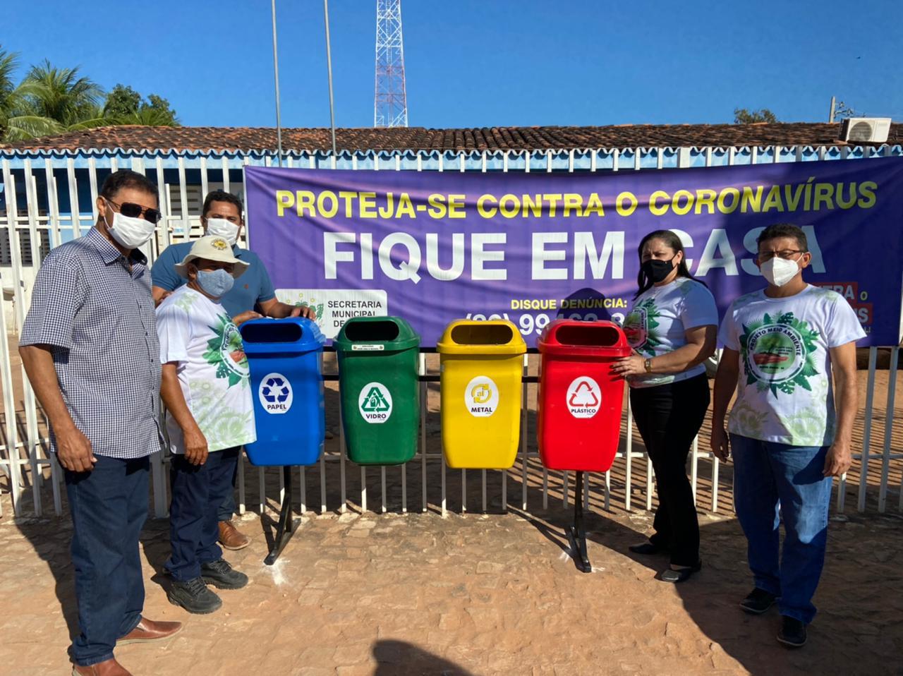 Manoel Emídio - Secretarias abre projetos e faz distribuição de lixeiras - Imagem 5