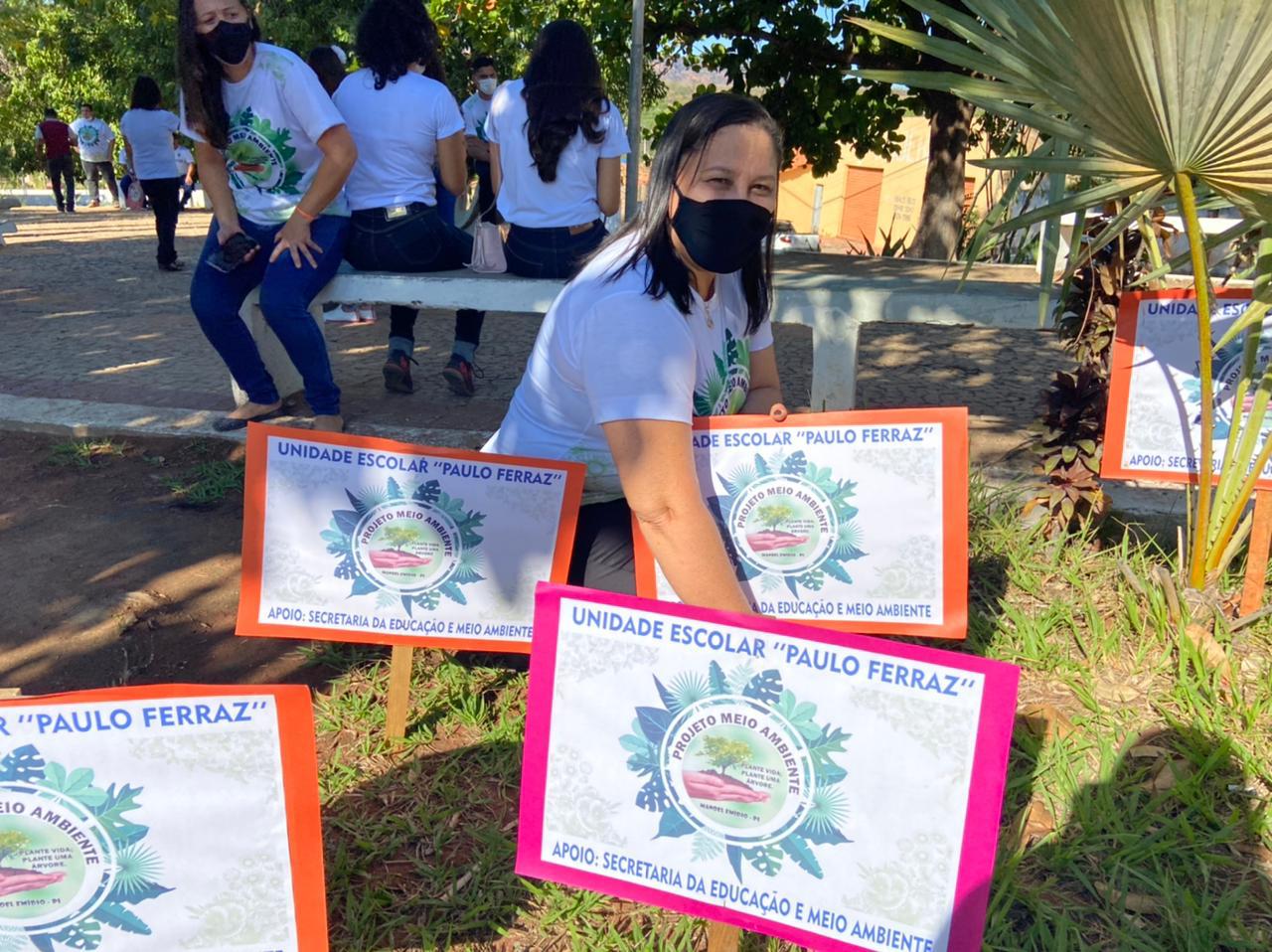 Manoel Emídio - Secretarias abre projetos e faz distribuição de lixeiras - Imagem 7