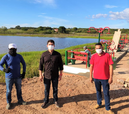 Prefeito de Hugo Napoleão visita barragem e obra de academia pública