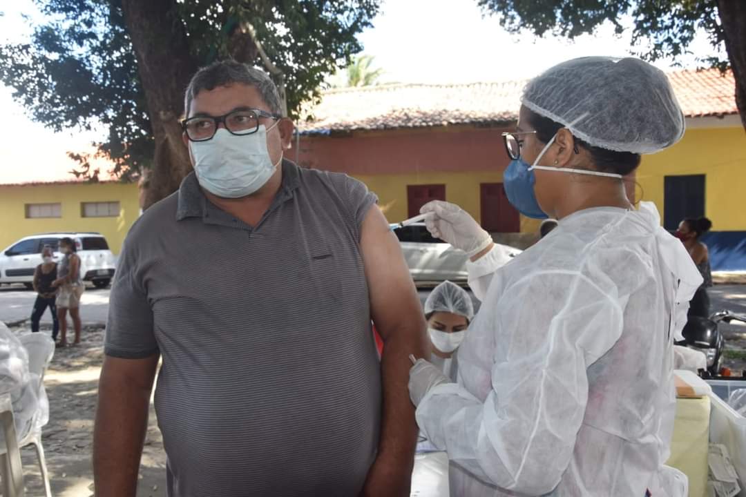Prefeito João Luiz prestigia o Dia D de vacinação para professores - Imagem 6