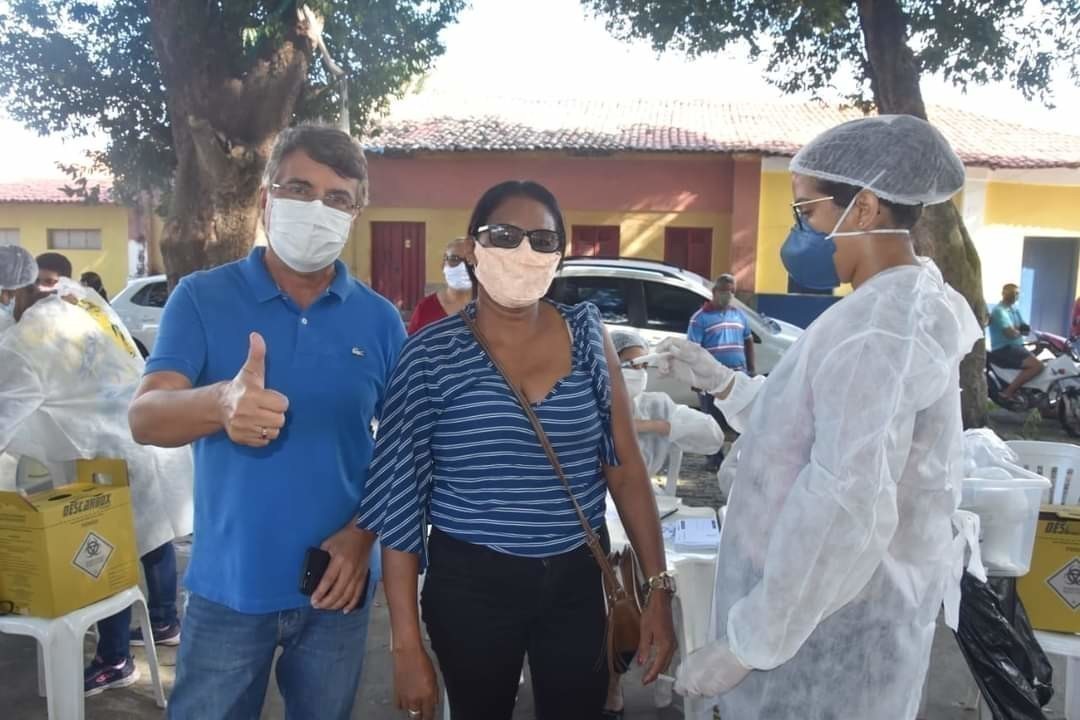 Prefeito João Luiz prestigia o Dia D de vacinação para professores