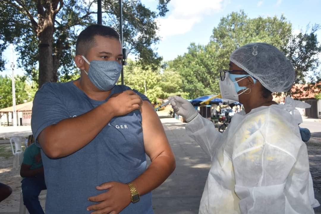 Prefeito João Luiz prestigia o Dia D de vacinação para professores - Imagem 9