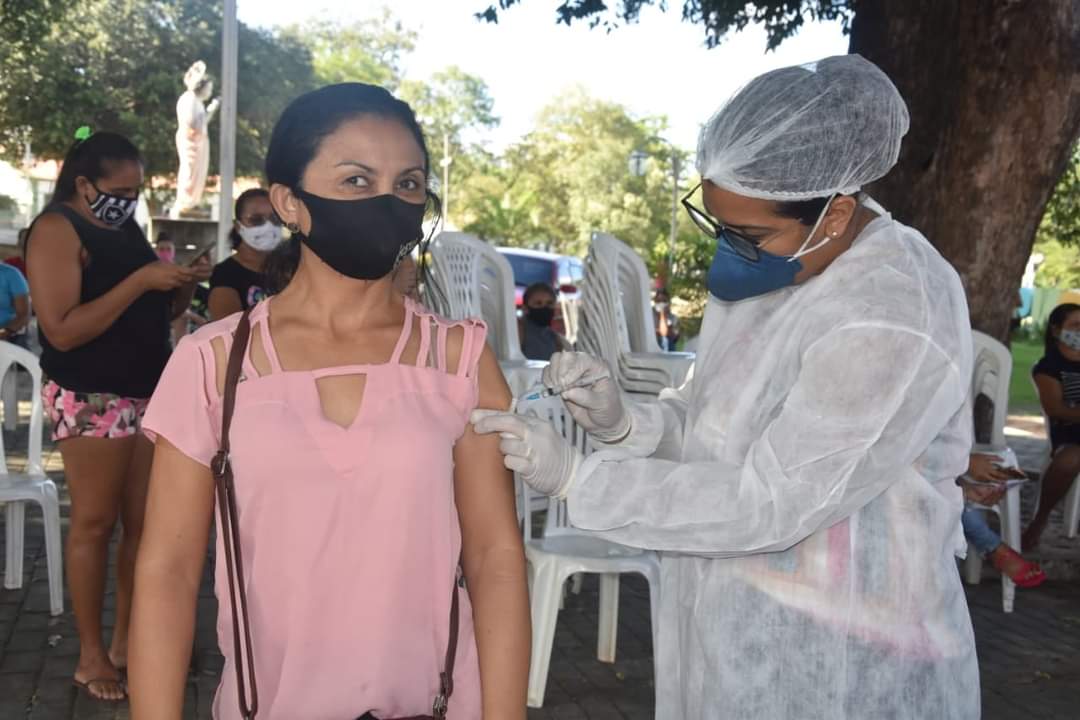 Prefeito João Luiz prestigia o Dia D de vacinação para professores - Imagem 4