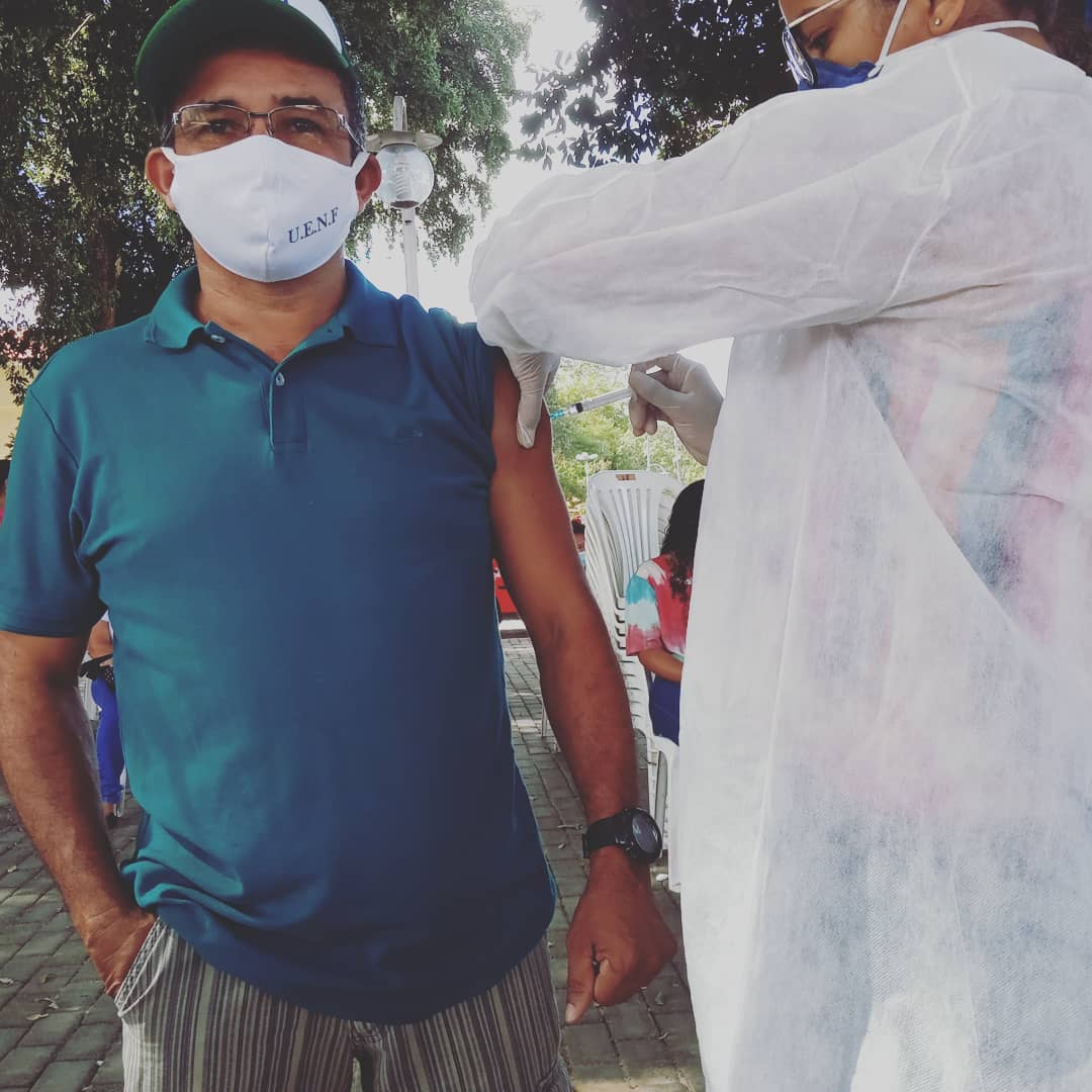 Prefeito João Luiz prestigia o Dia D de vacinação para professores - Imagem 5