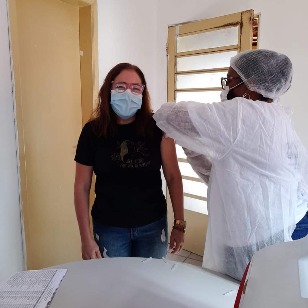 Prefeito João Luiz prestigia o Dia D de vacinação para professores - Imagem 12