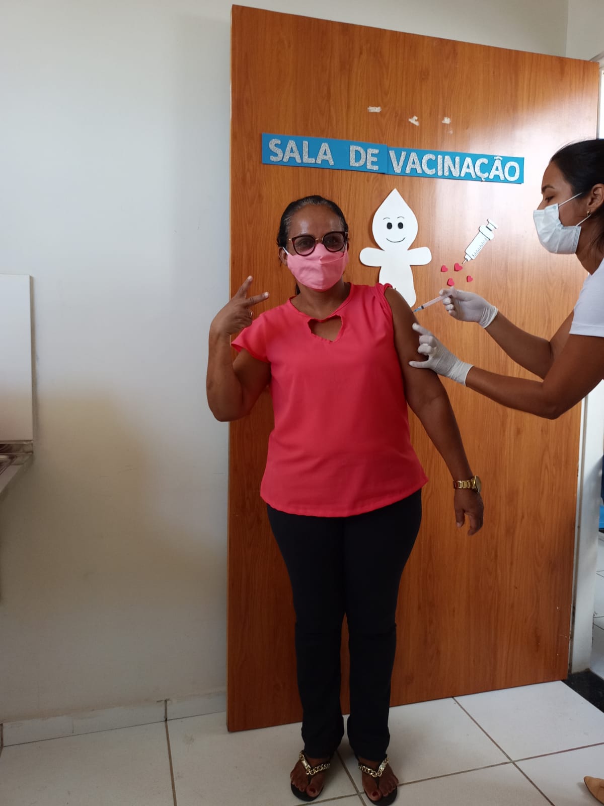 Prefeito João Luiz prestigia o Dia D de vacinação para professores - Imagem 10