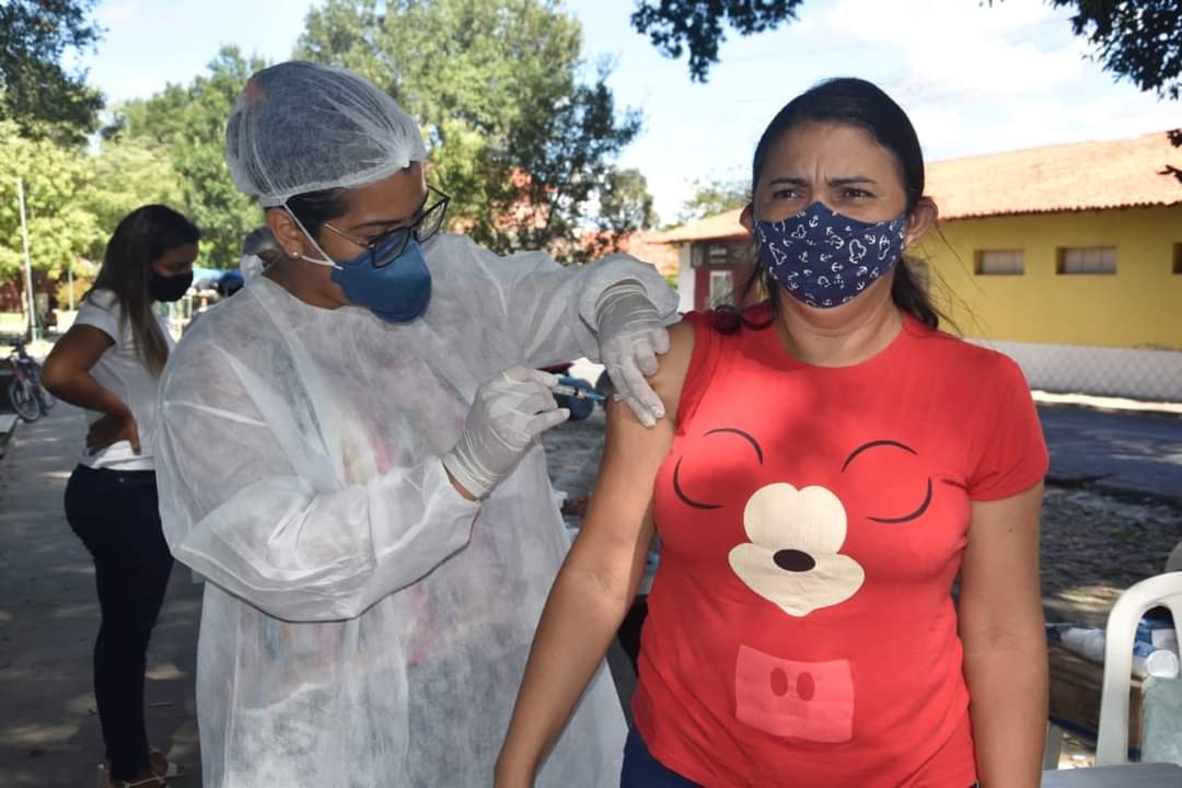 Prefeito João Luiz prestigia o Dia D de vacinação para professores - Imagem 1