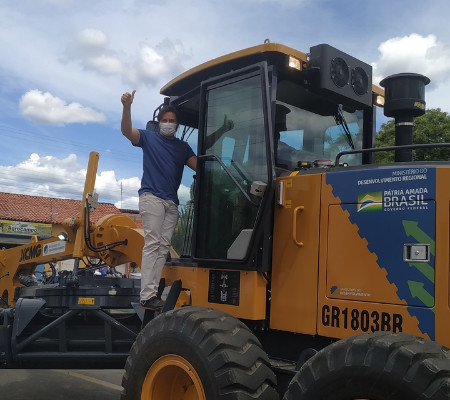 Prefeito Pompíllim (PSD) recebe uma nova máquina motoniveladora para SMT