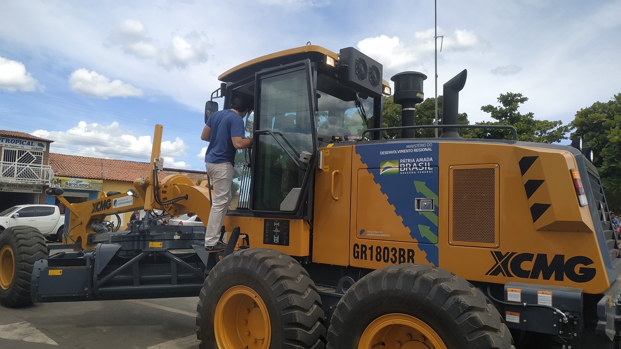 Prefeito Pompíllim (PSD) recebe uma nova máquina motoniveladora para SMT - Imagem 2