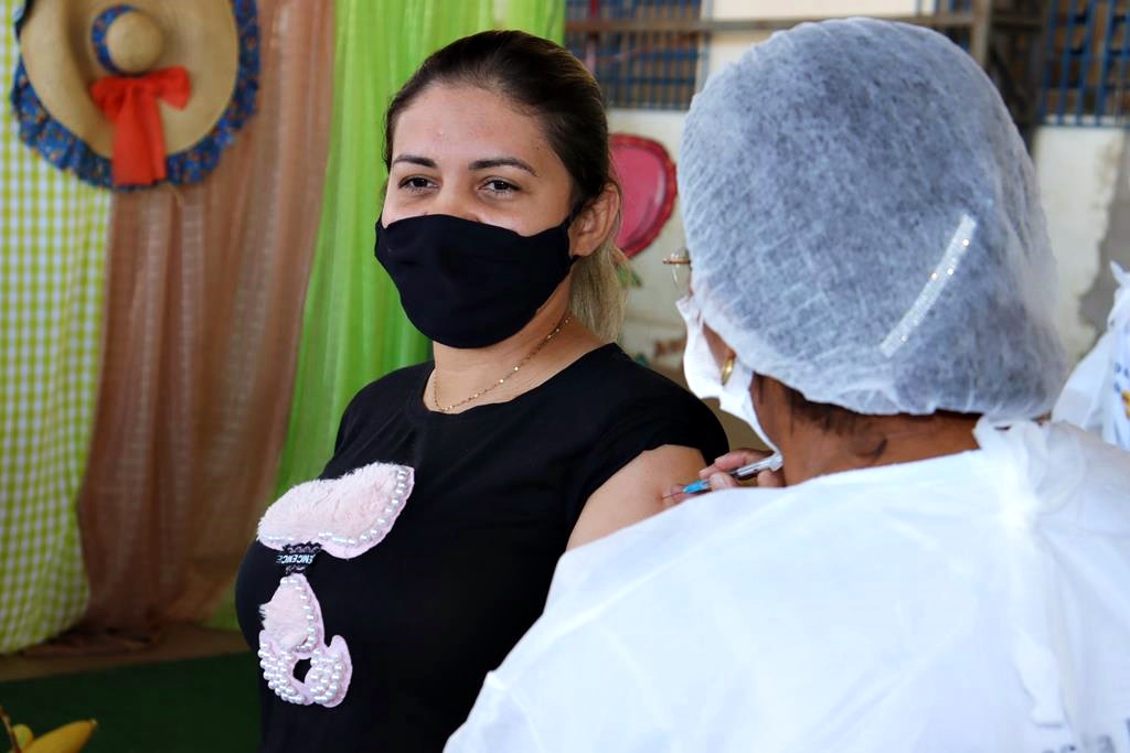 Trabalhadores da Educação são imunizados na cidade de Valença do Piaui - Imagem 68