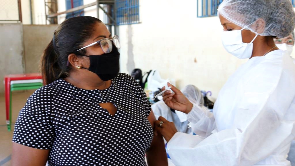 Trabalhadores da Educação são imunizados na cidade de Valença do Piaui - Imagem 6