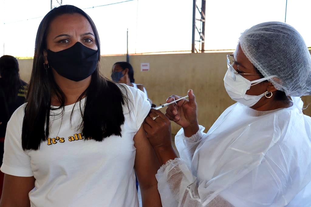 Trabalhadores da Educação são imunizados na cidade de Valença do Piaui - Imagem 35