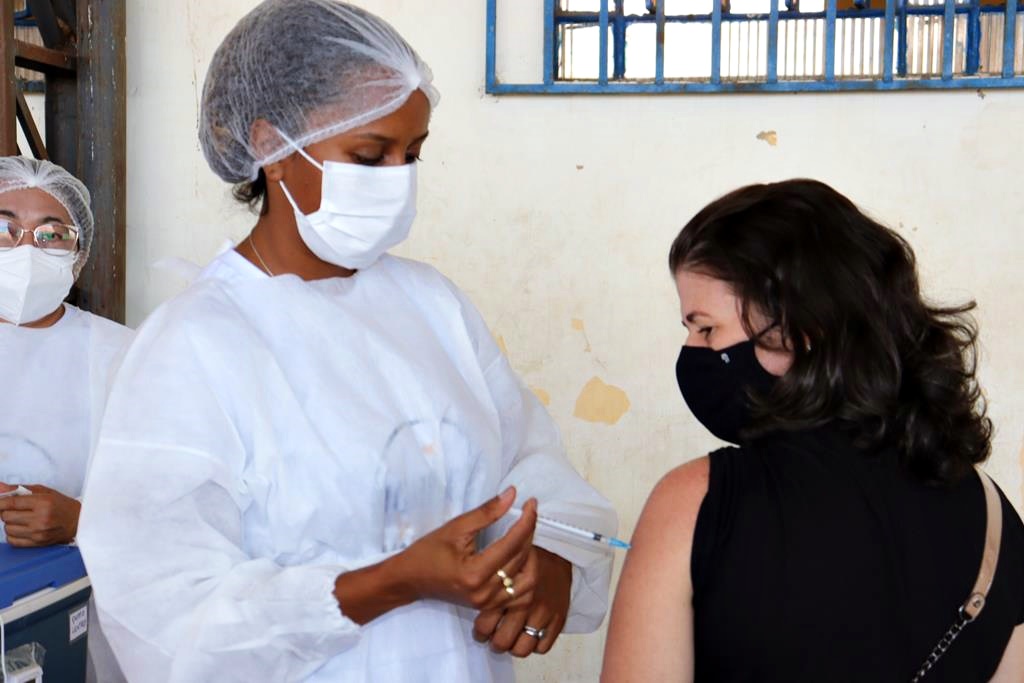 Trabalhadores da Educação são imunizados na cidade de Valença do Piaui - Imagem 80