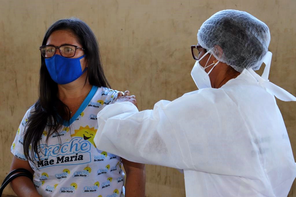 Trabalhadores da Educação são imunizados na cidade de Valença do Piaui - Imagem 56