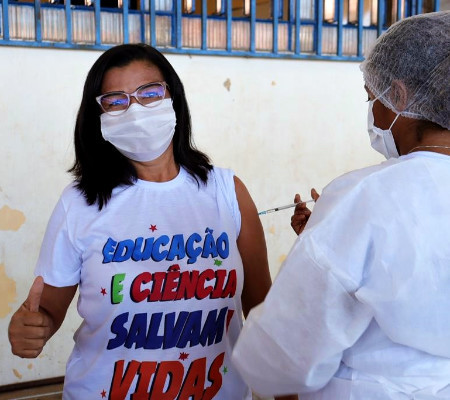 Trabalhadores da Educação são imunizados na cidade de Valença do Piaui