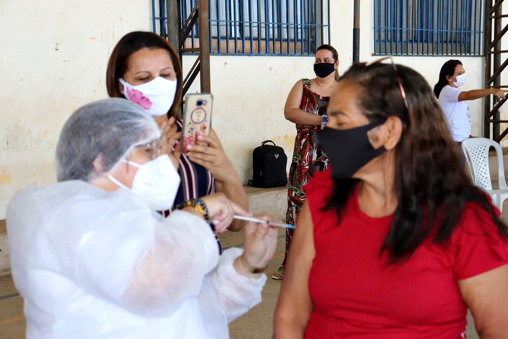 Trabalhadores da Educação são imunizados na cidade de Valença do Piaui - Imagem 88