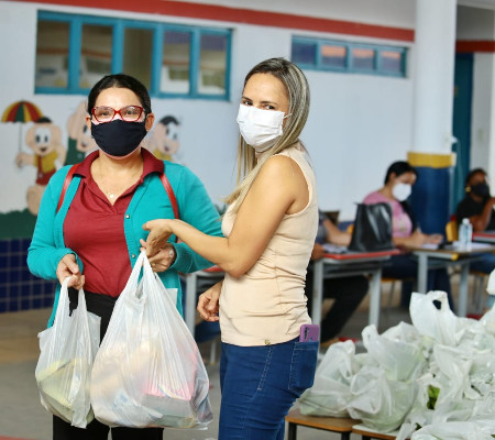 Secretaria de Educação faz entrega de kits de alimentação em Valença