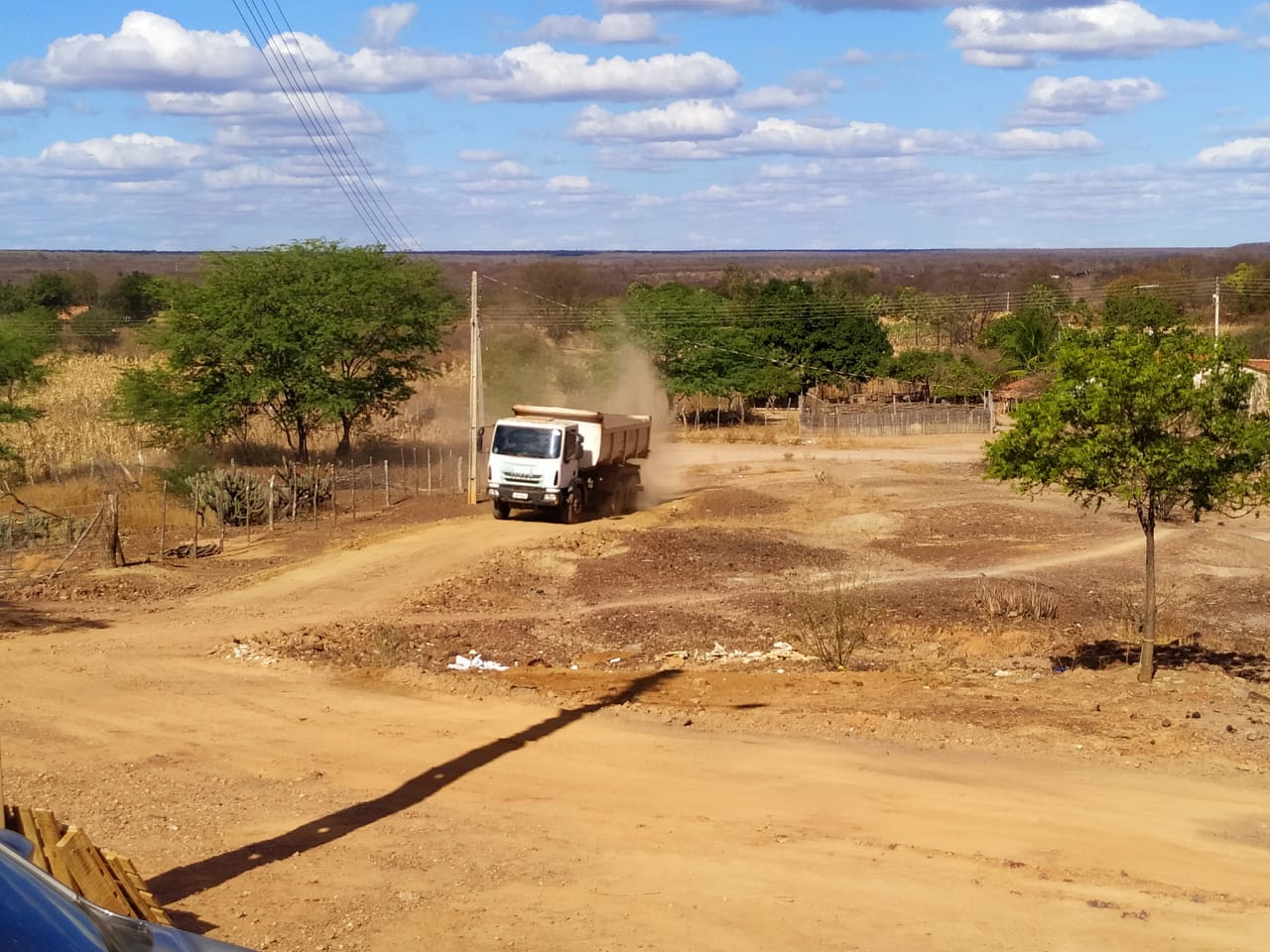 Prefeito Miguel Rodrigues acompanha recuperação de estrada vicinal - Imagem 6