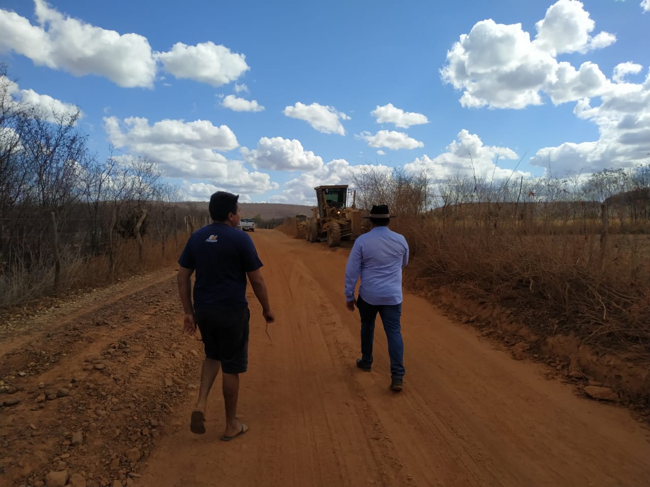 Prefeito Miguel Rodrigues acompanha recuperação de estrada vicinal - Imagem 2