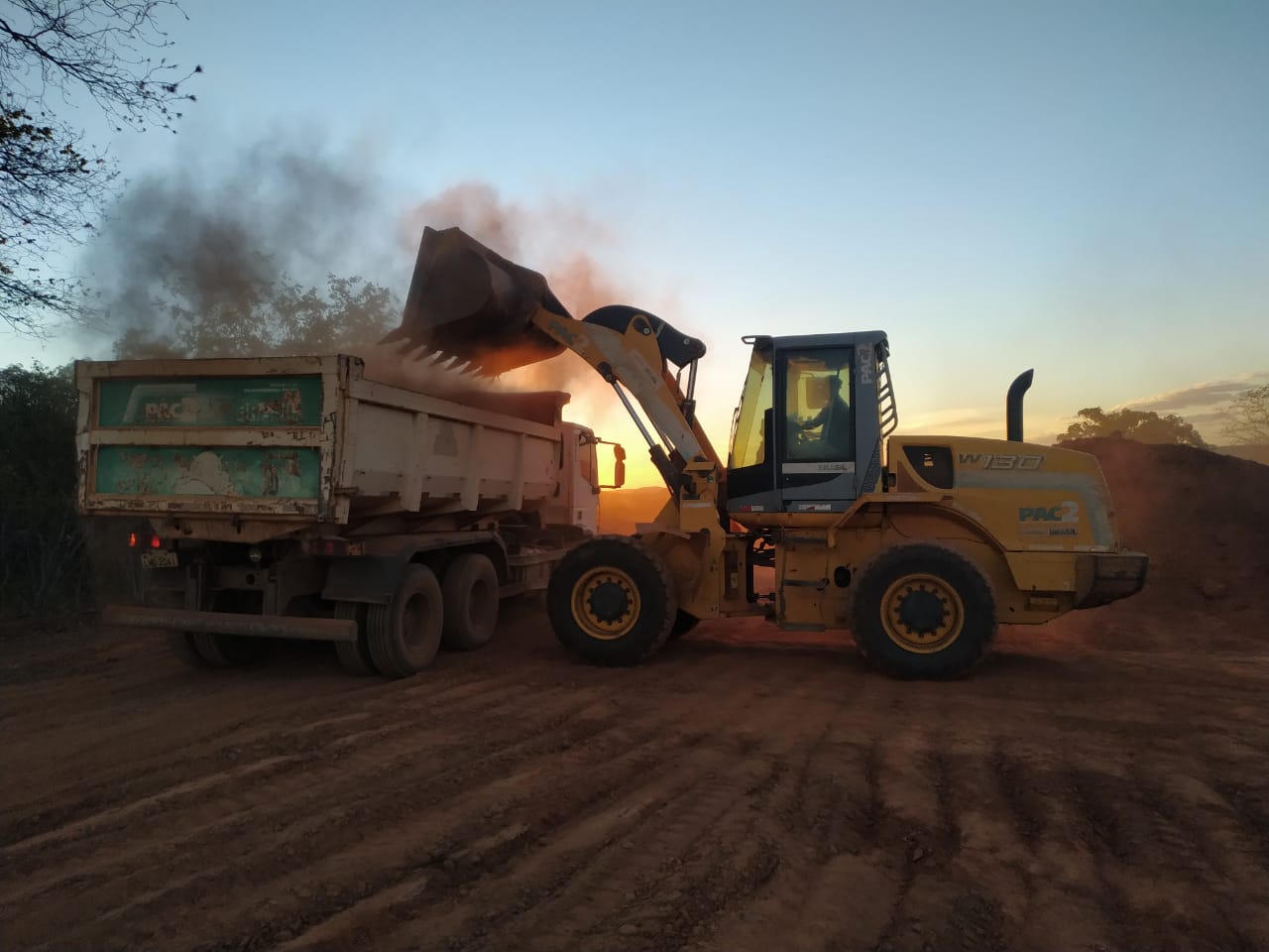 Prefeito Miguel Rodrigues acompanha recuperação de estrada vicinal - Imagem 7