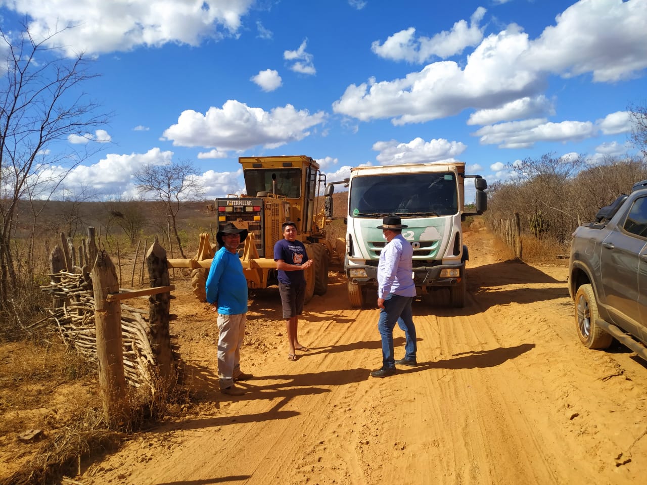 Prefeito Miguel Rodrigues acompanha recuperação de estrada vicinal - Imagem 1