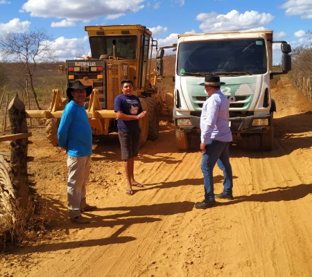 Prefeito Miguel Rodrigues acompanha recuperação de estrada vicinal 