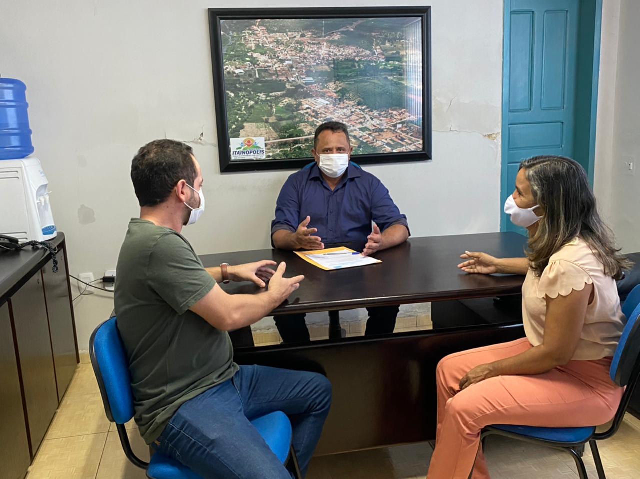 Roberto Leal (Assessor jurídico); Miguel Rodrigues (Prefeito); Maria do Socorro (Secretária de finanças)Roberto Leal (Assessor jurídico); Miguel Rodrigues (Prefeito); Maria do Socorro (Secretária de finanças)