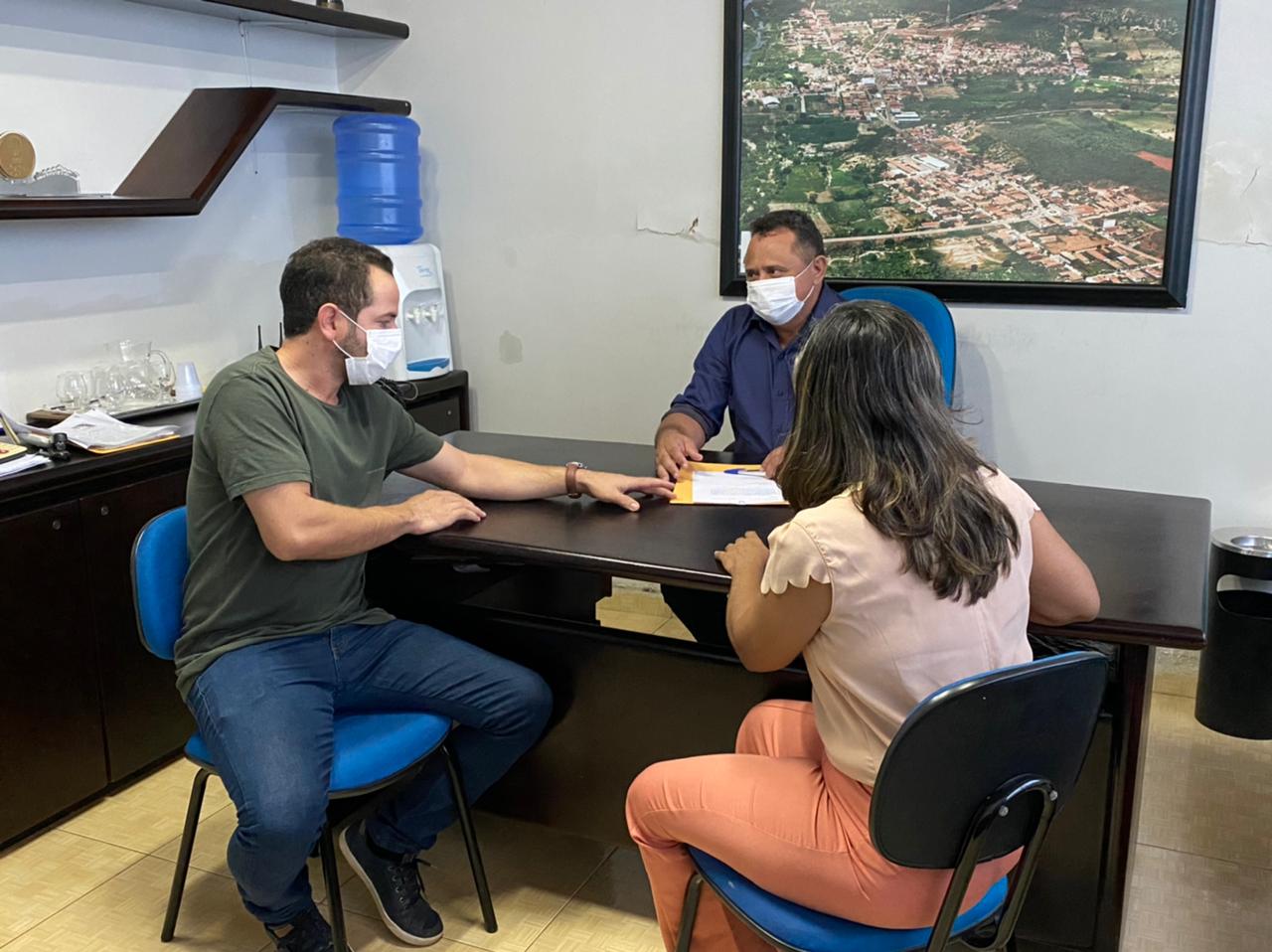 Roberto Leal (Assessor jurídico); Miguel Rodrigues (Prefeito); Maria do Socorro (Secretária de finanças)