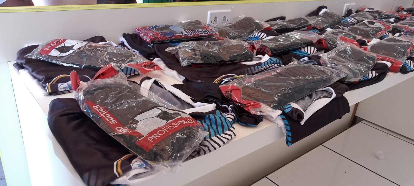 Prefeito de Cajazeiras realiza entrega de uniformes - Imagem 1