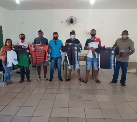 Prefeito de Cajazeiras  realiza entrega de uniformes