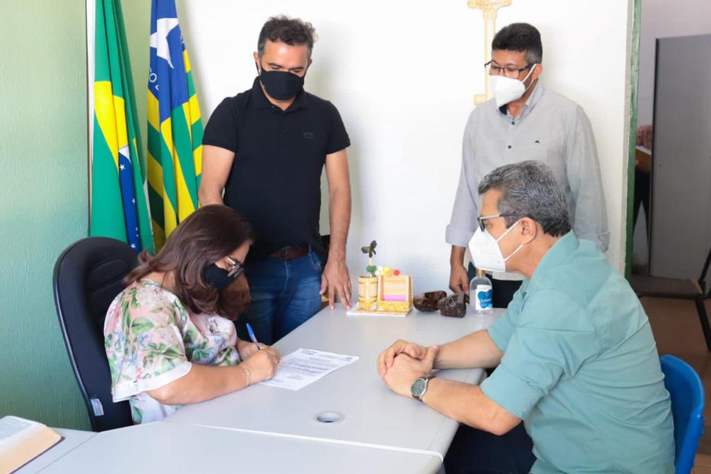 Prefeita Lúcia Lacerda assina ordem de serviço para sistema fotovoltaico - Imagem 2