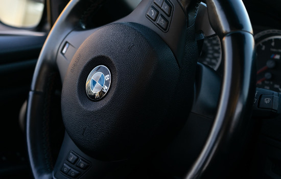 Prós e contras de comprar um carro BMW; saiba diferenciar os valores