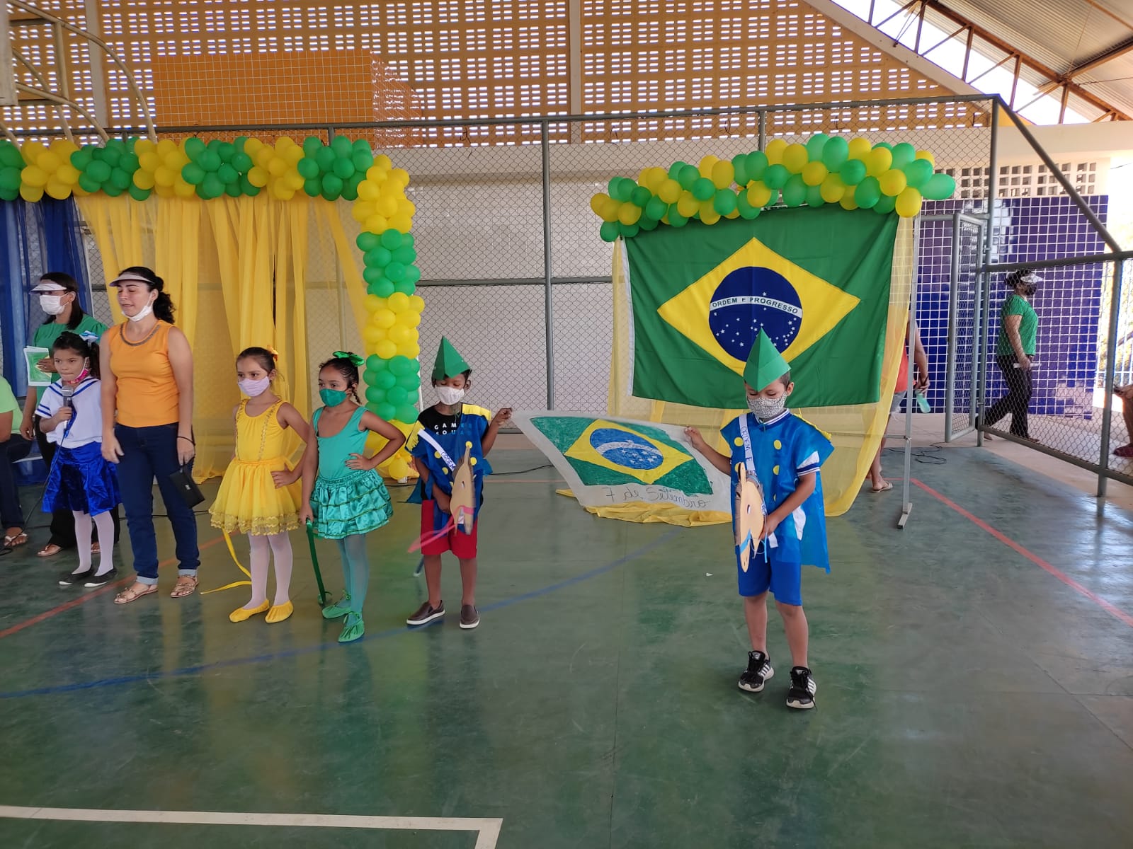Prefeitura celebra “Semana da Pátria” e entrega de 6 mil uniformes escolar - Imagem 16