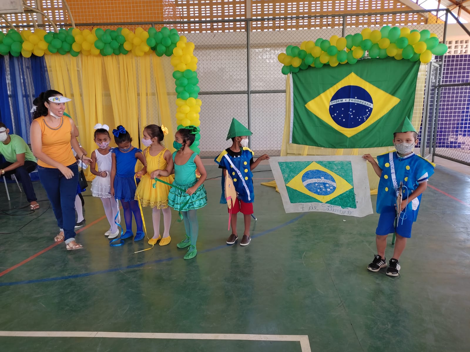 Prefeitura celebra “Semana da Pátria” e entrega de 6 mil uniformes escolar - Imagem 5