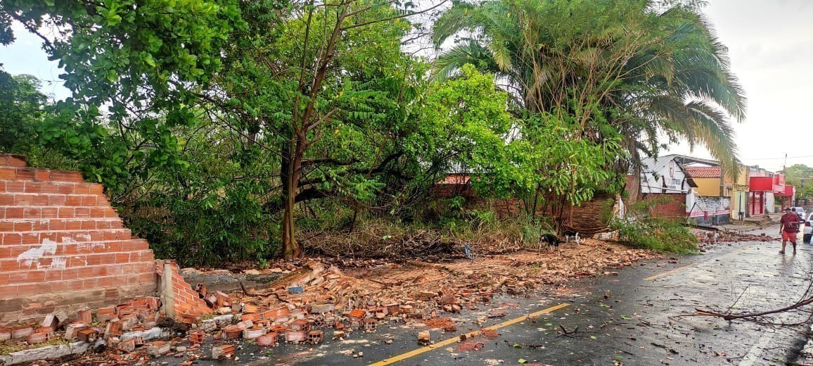 Forte vendaval causa danos em Monsenhor Gil nesta tarde de segunda feira