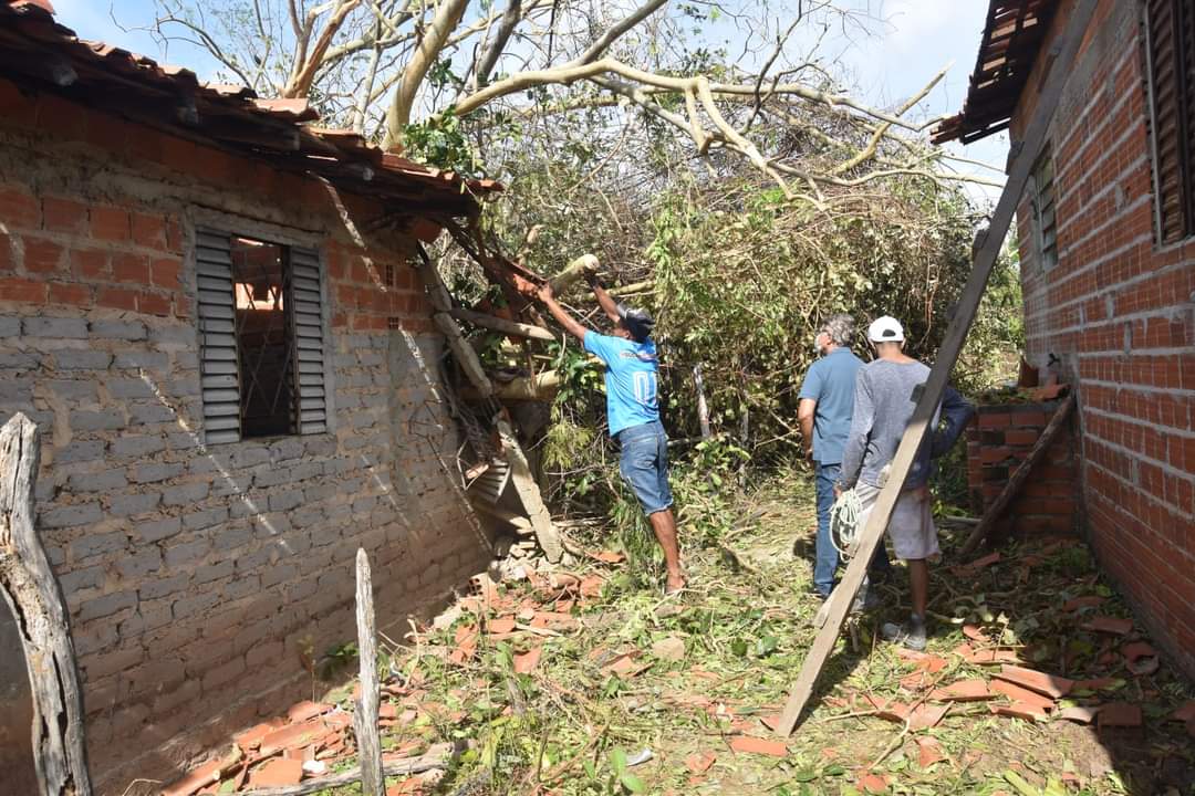 Forte vendaval causa danos em Monsenhor Gil nesta tarde de segunda feira - Imagem 3