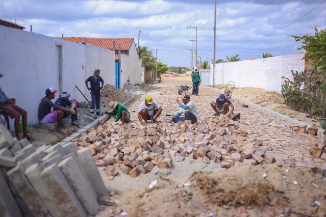 Maninha Fontenele vistoria obras de calçamento no bairro Atalaia - Imagem 2