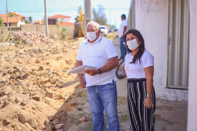Maninha Fontenele vistoria obras de calçamento no bairro Atalaia - Imagem 1