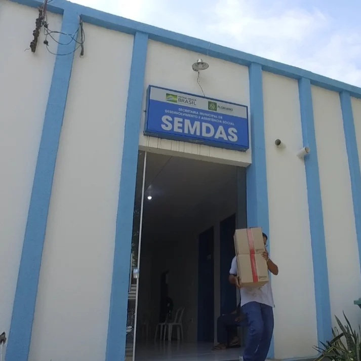 SEMDAS entrega cestas básicas a famílias atingidas pelas enchentes