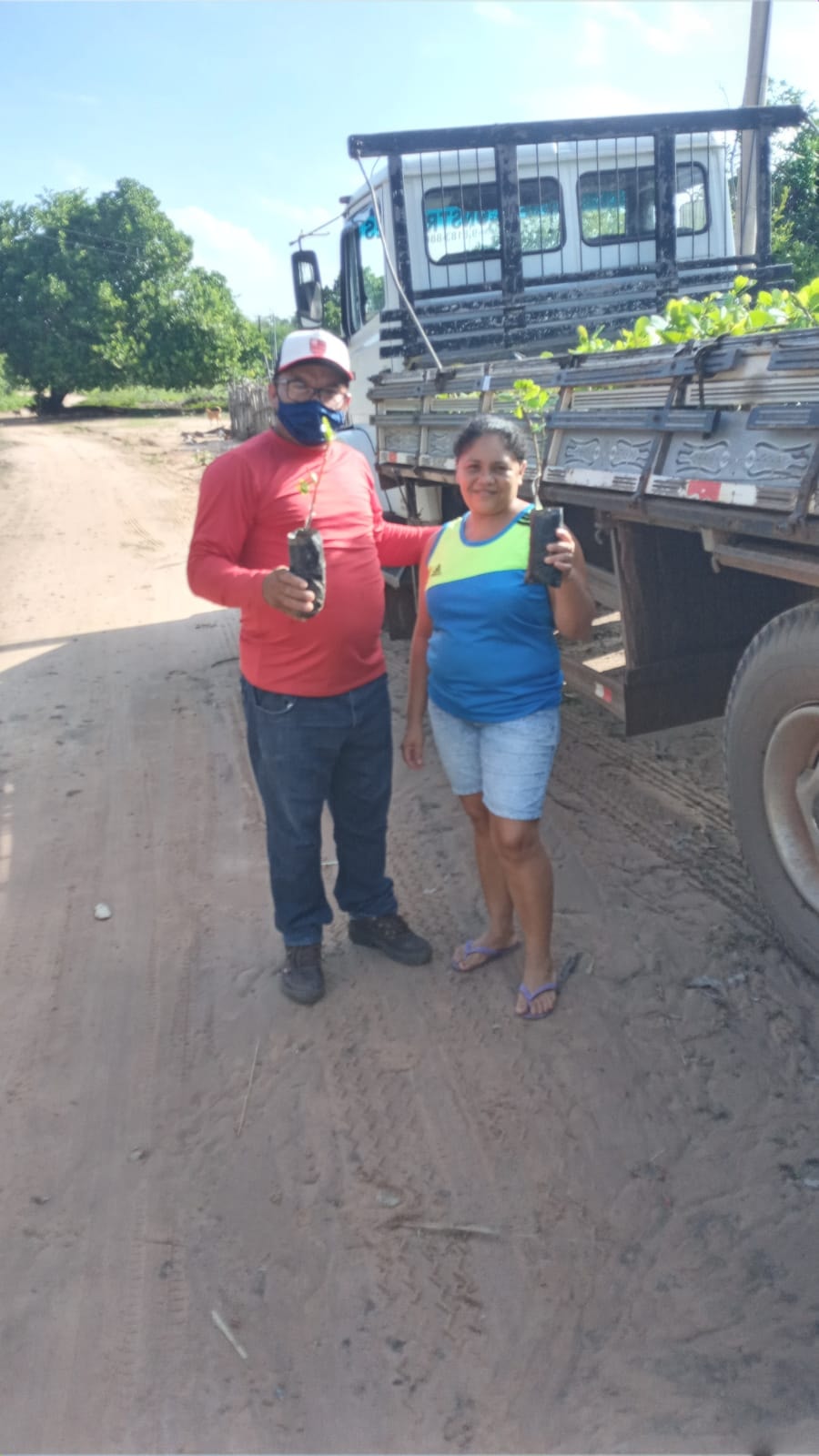 Prefeitura de Joaquim Pires entrega 4.000 mudas de caju aos agricultores - Imagem 3